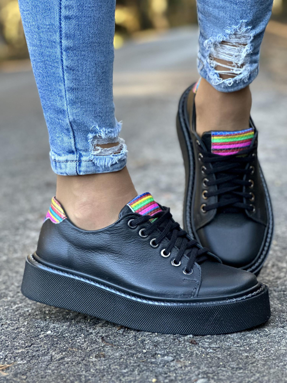 Czarne trampki damskie na wyższej lekkiej podeszwie, skóra naturalna