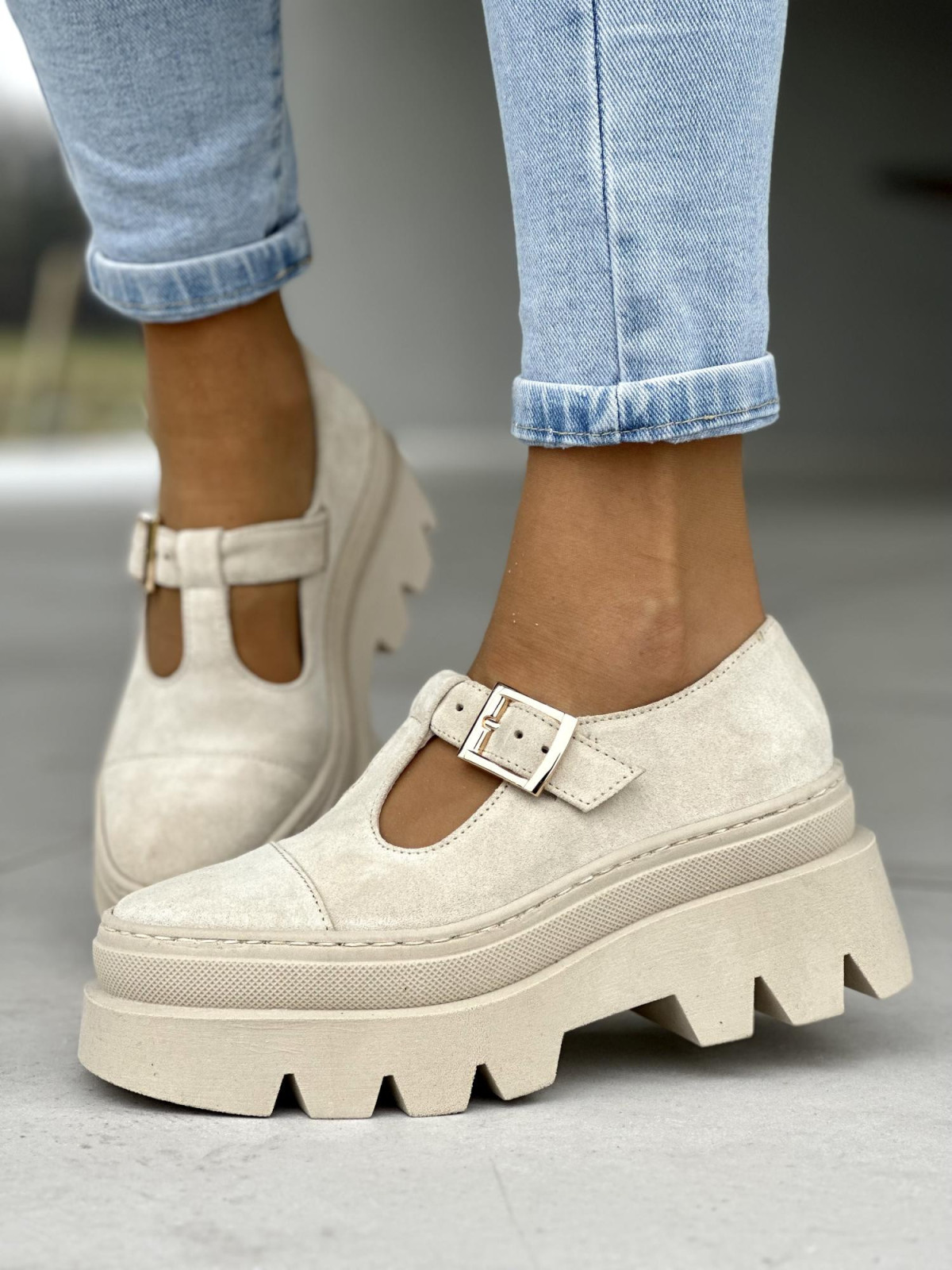 Beżowe półbuty damskie z klamrą, na grubej podeszwie, skóra naturalna