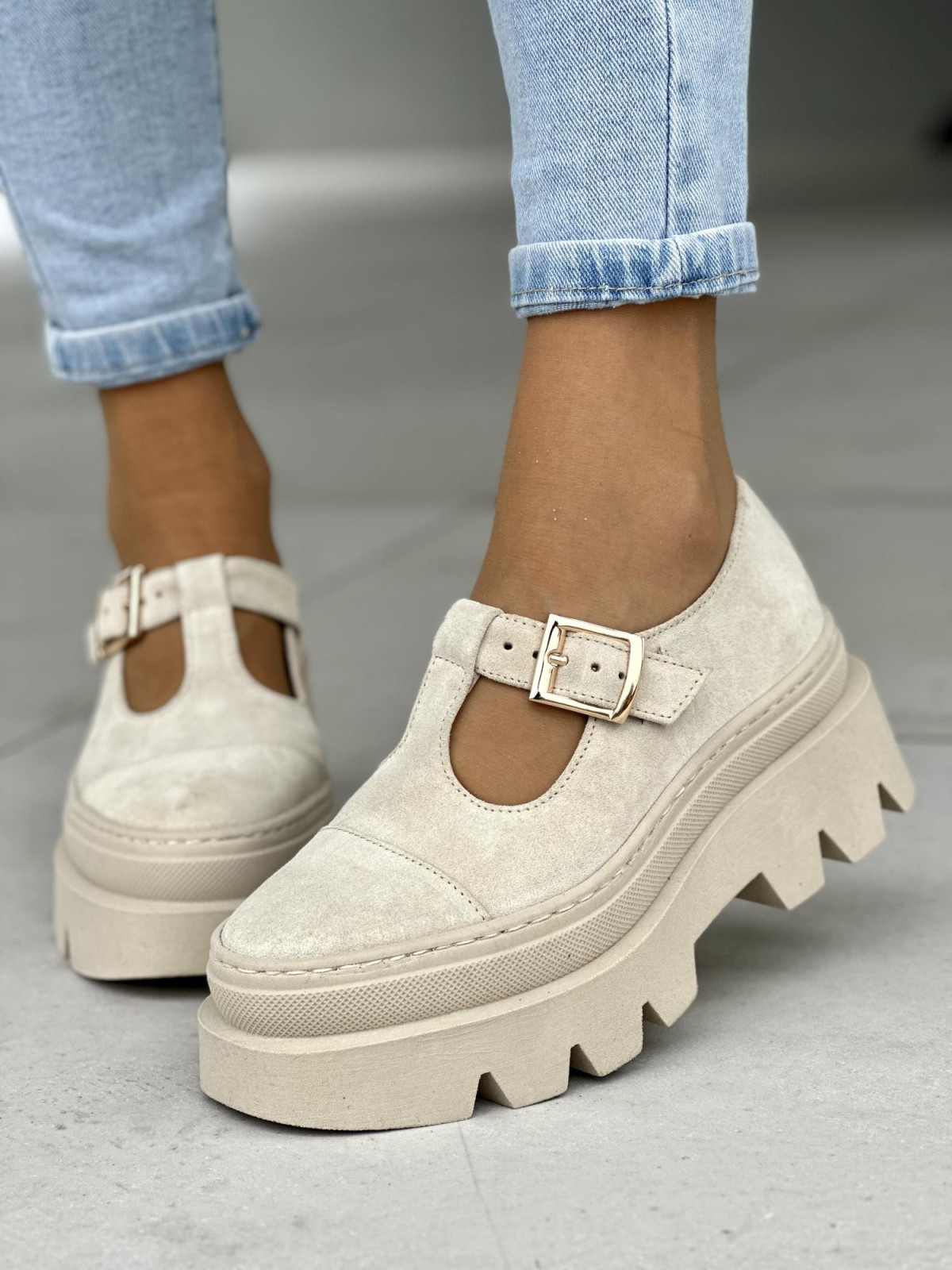 Beżowe półbuty damskie z klamrą, na grubej podeszwie, skóra naturalna