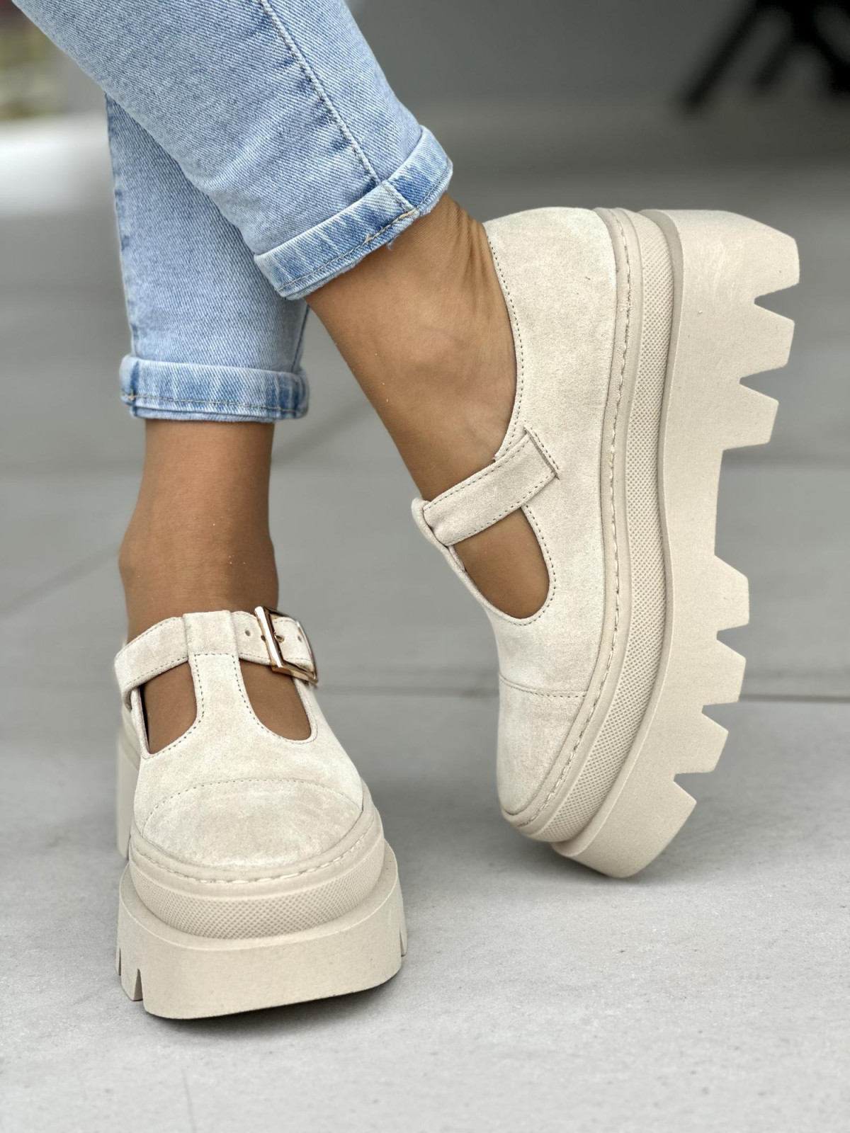 Beżowe półbuty damskie z klamrą, na grubej podeszwie, skóra naturalna