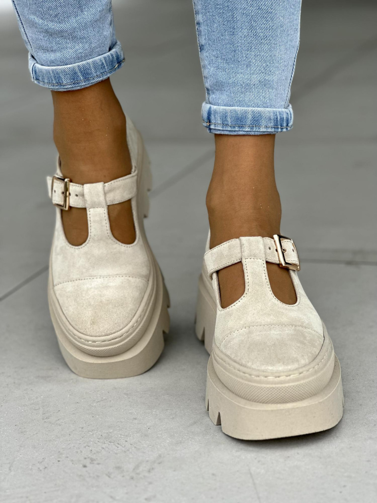 Beżowe półbuty damskie z klamrą, na grubej podeszwie, skóra naturalna