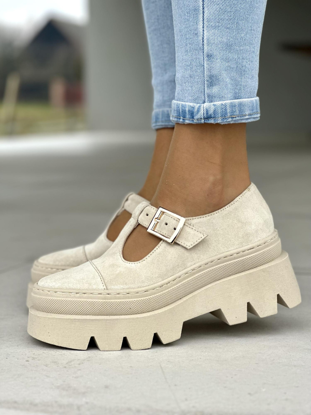 Beżowe półbuty damskie z klamrą, na grubej podeszwie, skóra naturalna