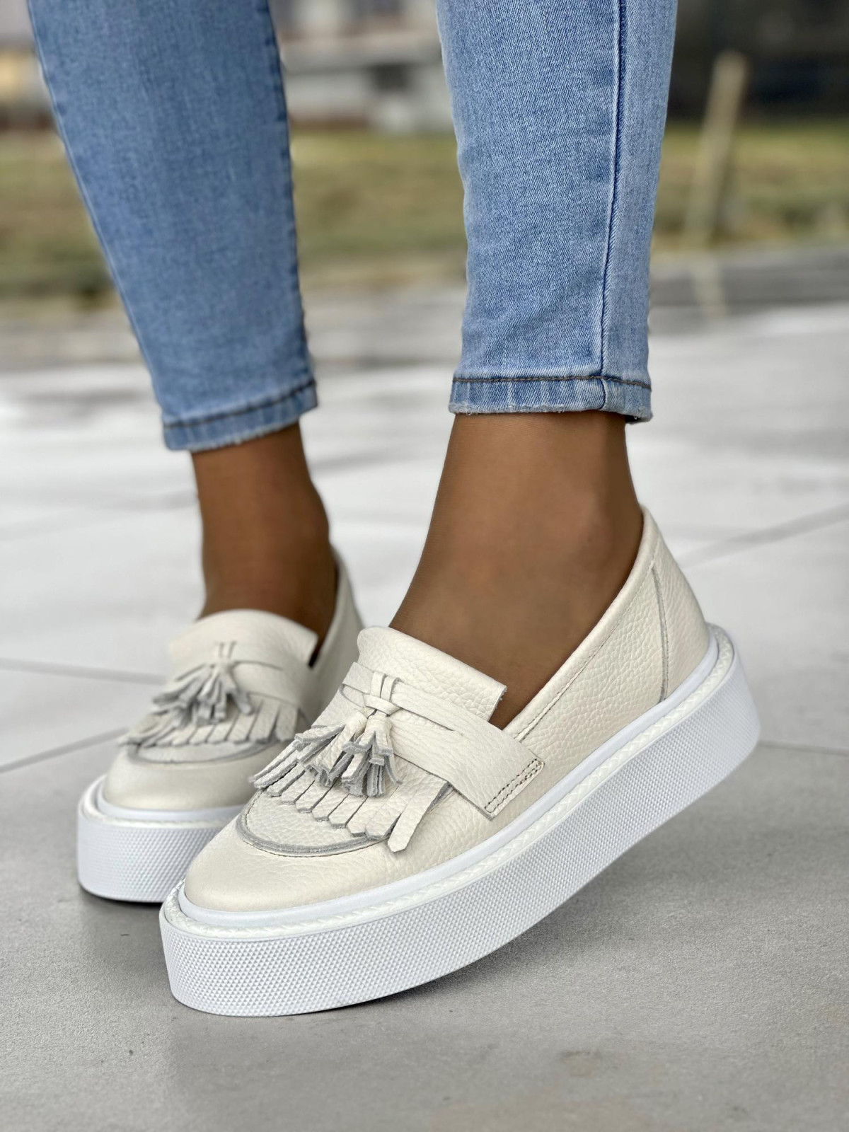 Kremowe mokasyny damskie na wyższej platformie, skóra naturalna