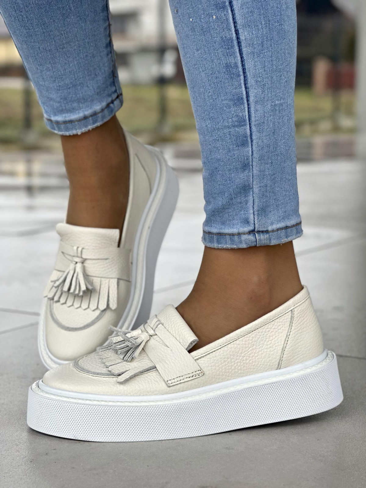 Kremowe mokasyny damskie na wyższej platformie, skóra naturalna