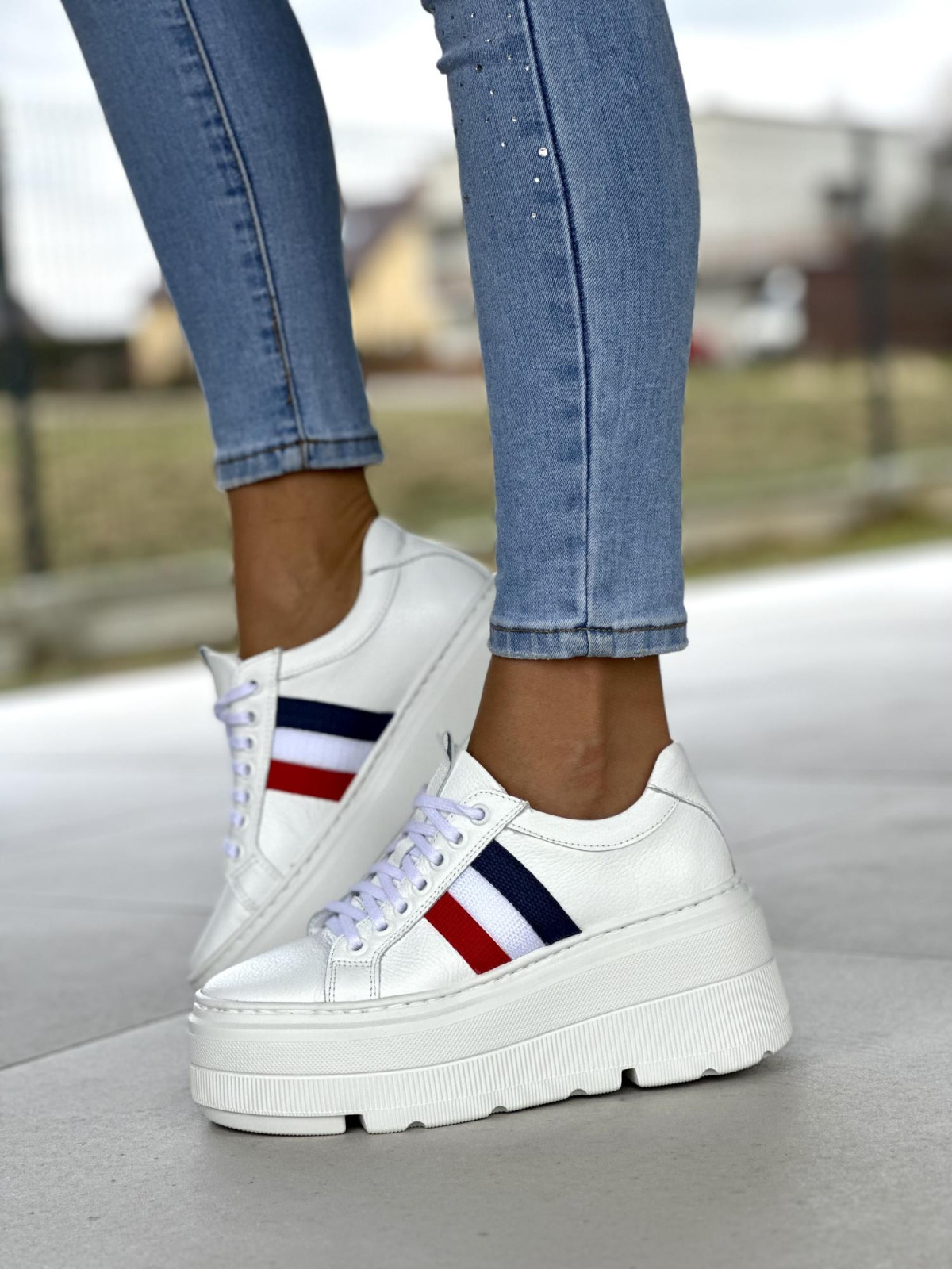 Wygodne i lekkie białe trampki damskie na platformie, skóra naturalna