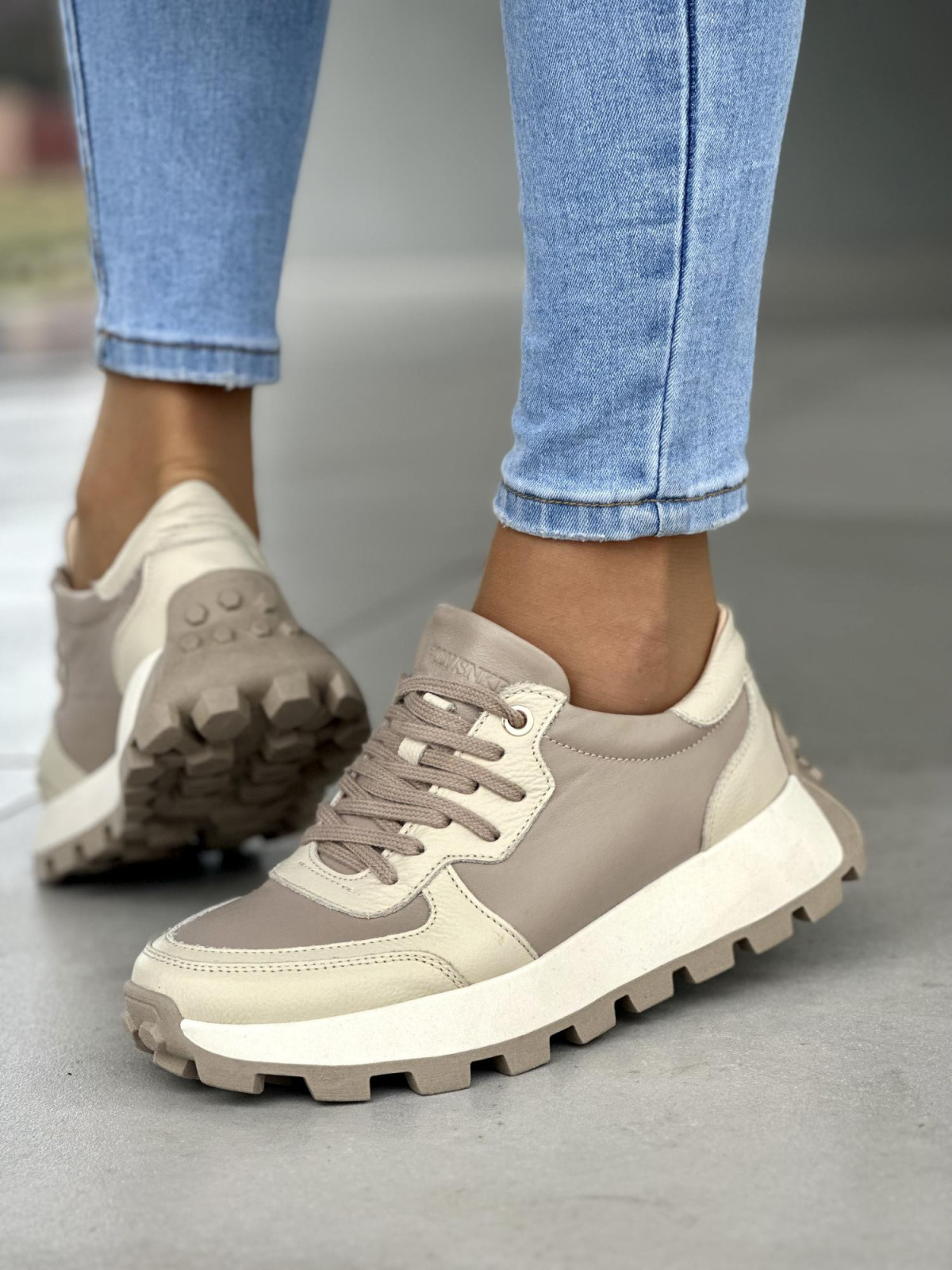 Wygodne beżowe sneakersy damskie, skóra naturalna