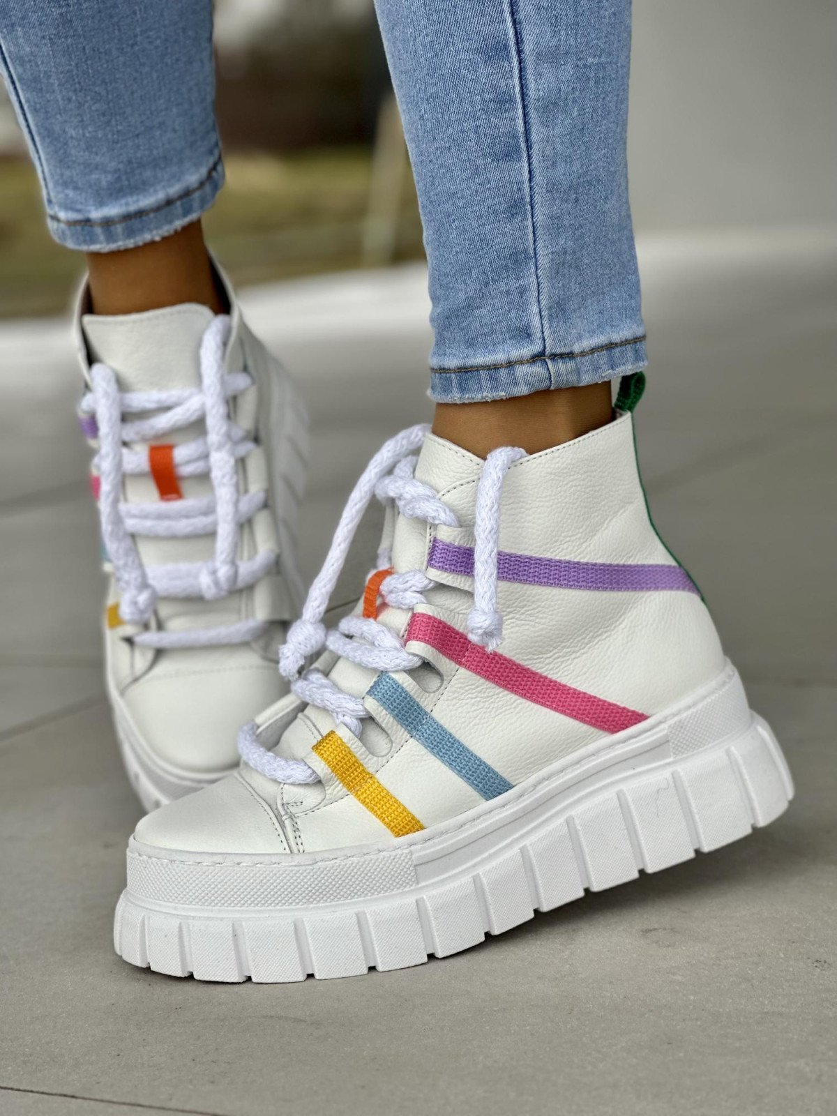 Wysokie białe trampki damskie rainbow, wyższa podeszwa, skóra naturalna
