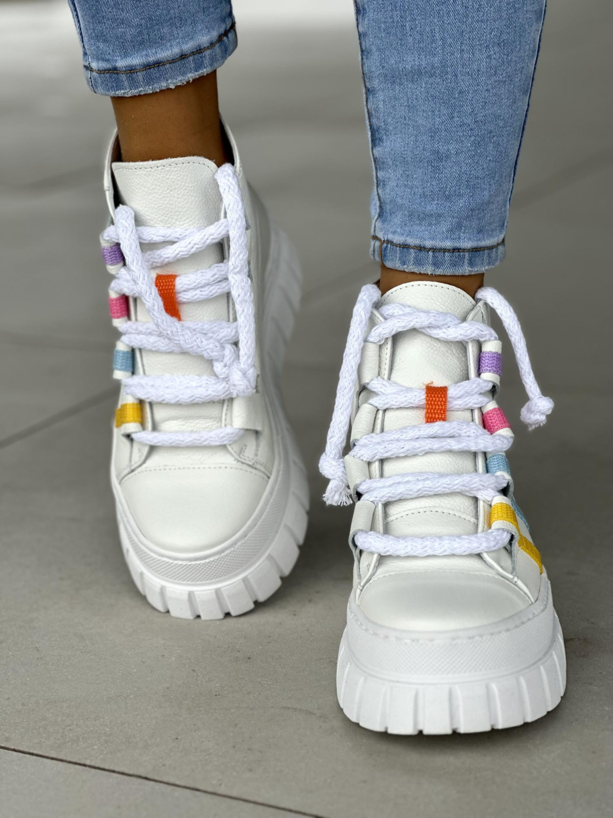 Wysokie białe trampki damskie rainbow, wyższa podeszwa, skóra naturalna