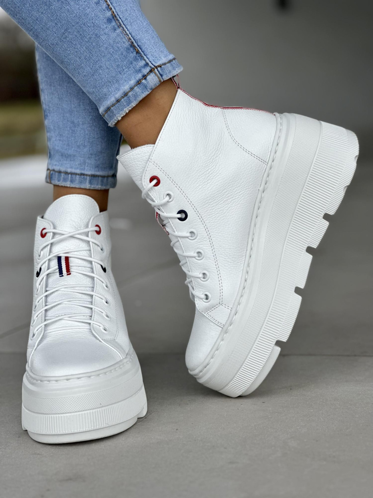 Stylowe wysokie białe trampki damskie na lekkiej platformie, skóra naturalna