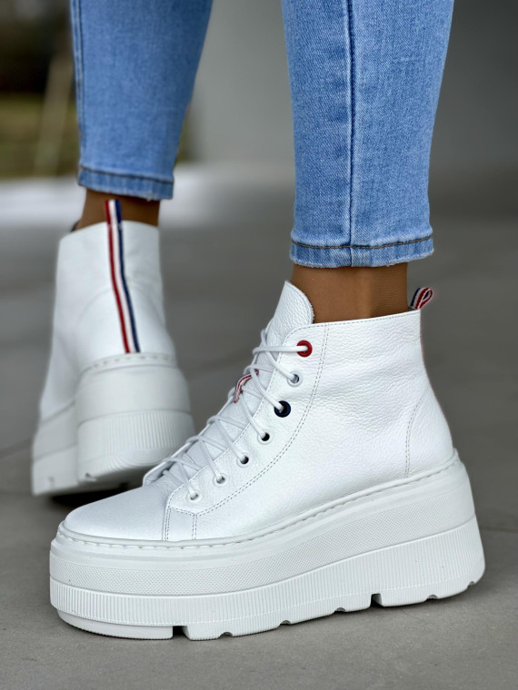 Stylowe wysokie białe trampki damskie na lekkiej platformie, skóra naturalna