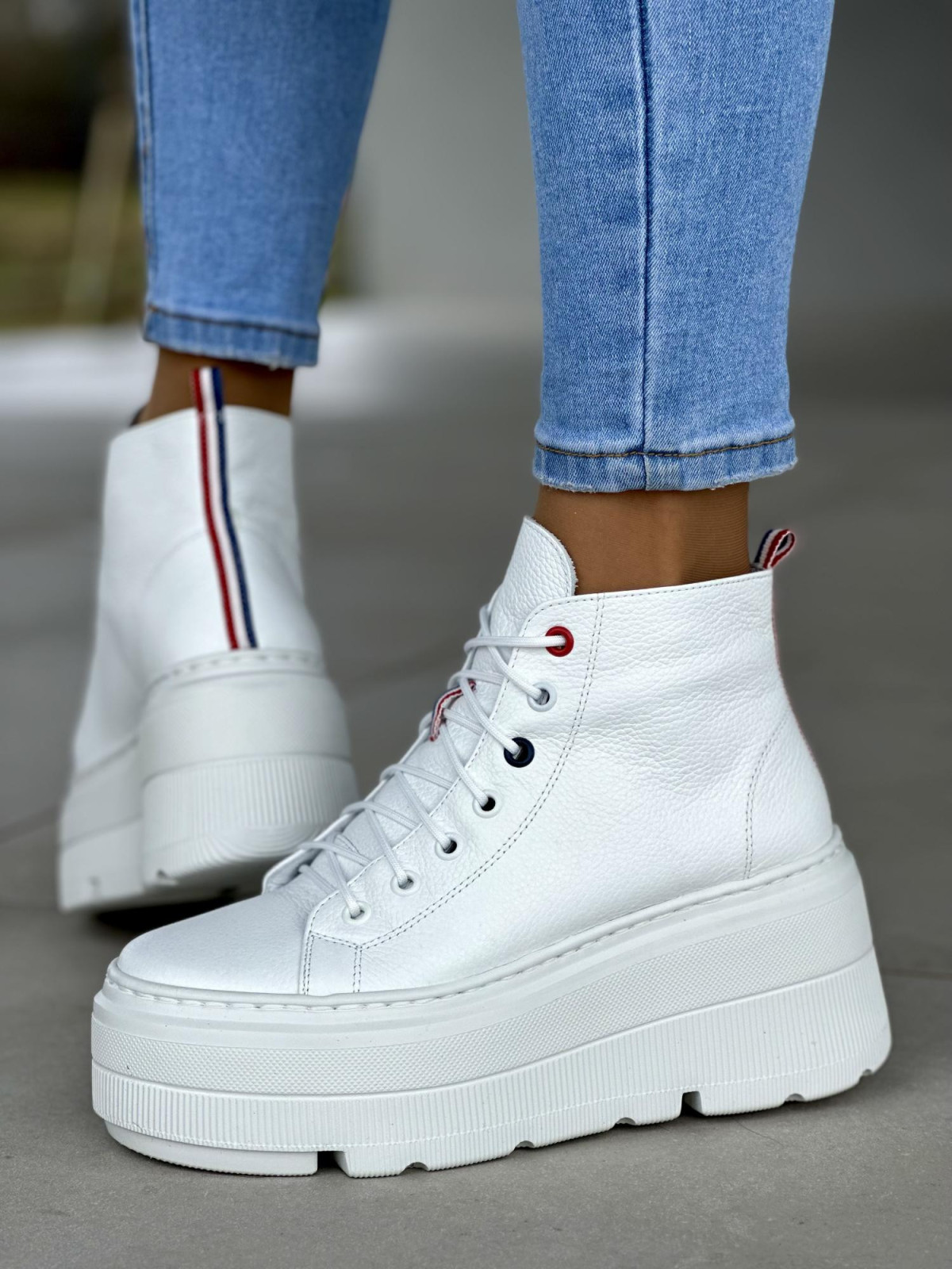 Stylowe wysokie białe trampki damskie na lekkiej platformie, skóra naturalna