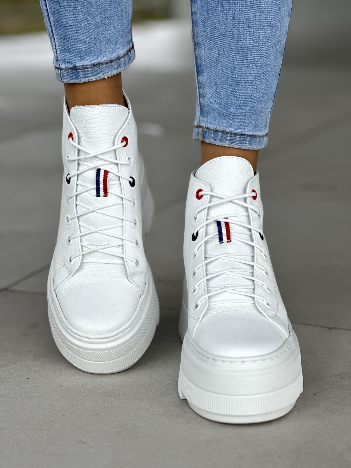 Stylowe wysokie białe trampki damskie na lekkiej platformie, skóra naturalna