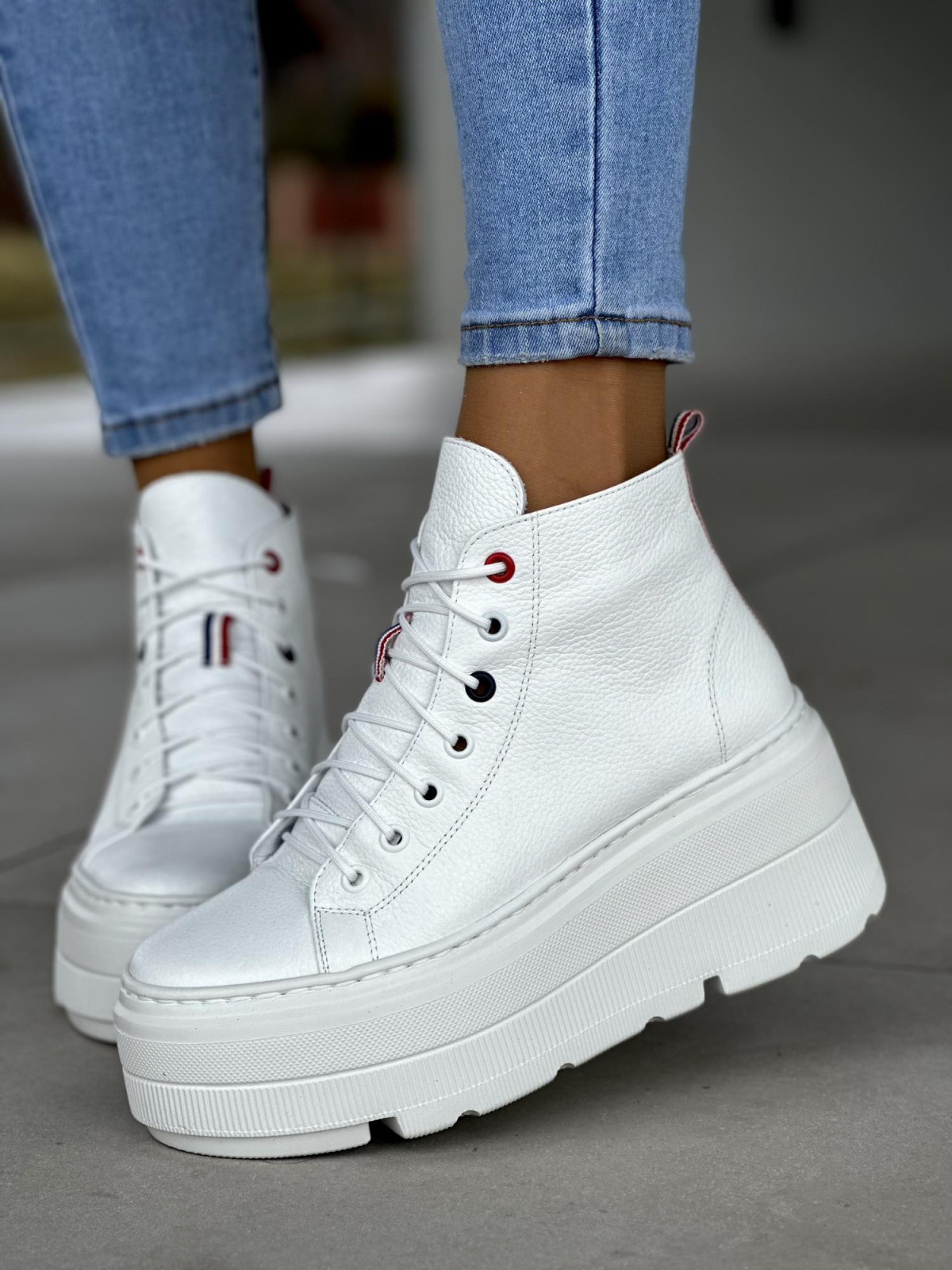 Stylowe wysokie białe trampki damskie na lekkiej platformie, skóra naturalna