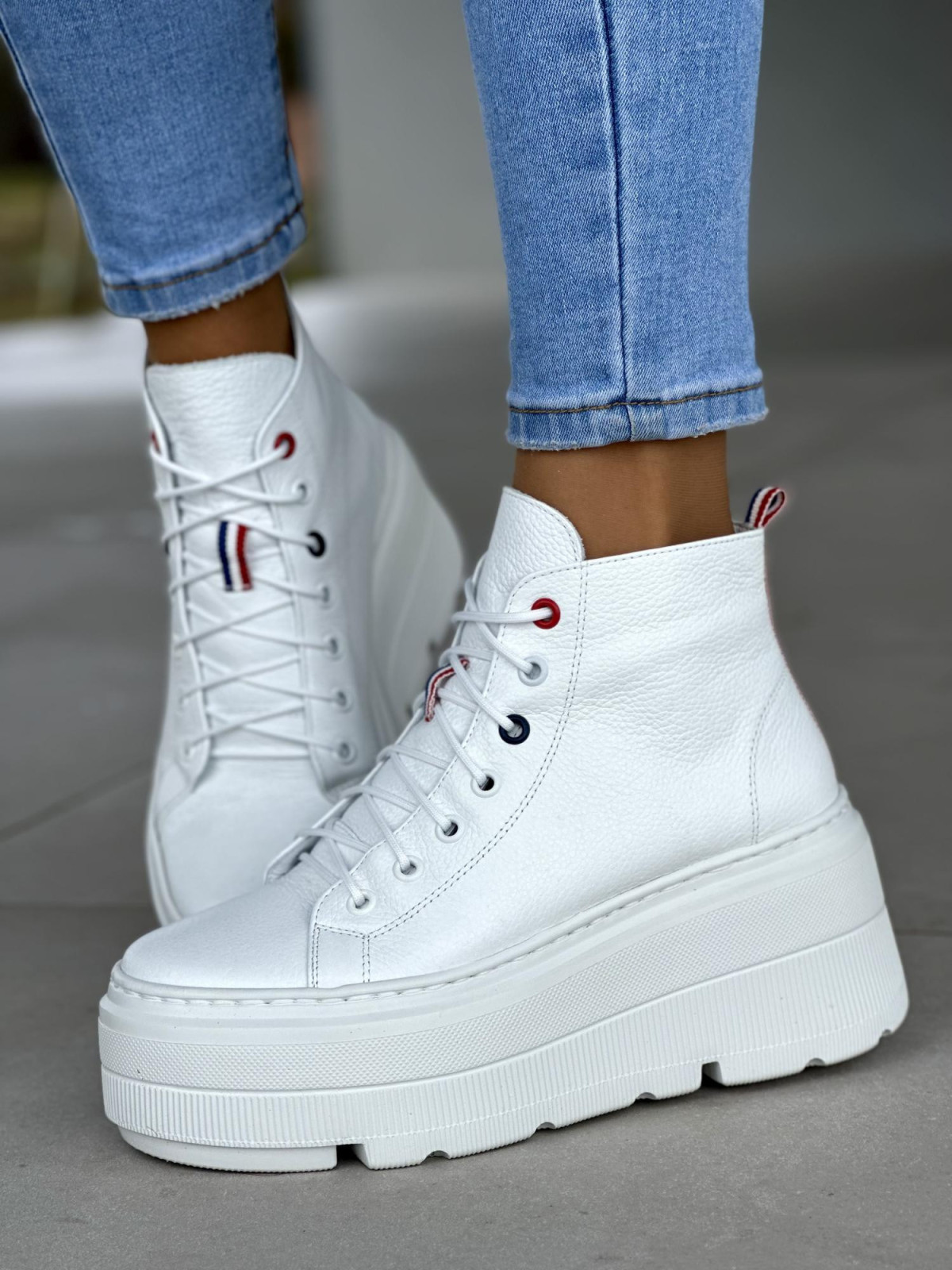 Stylowe wysokie białe trampki damskie na lekkiej platformie, skóra naturalna