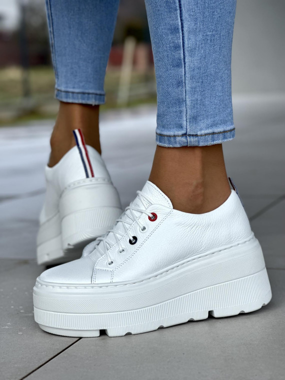 Śliczne białe trampki damskie na lekkiej platformie, skóra naturalna