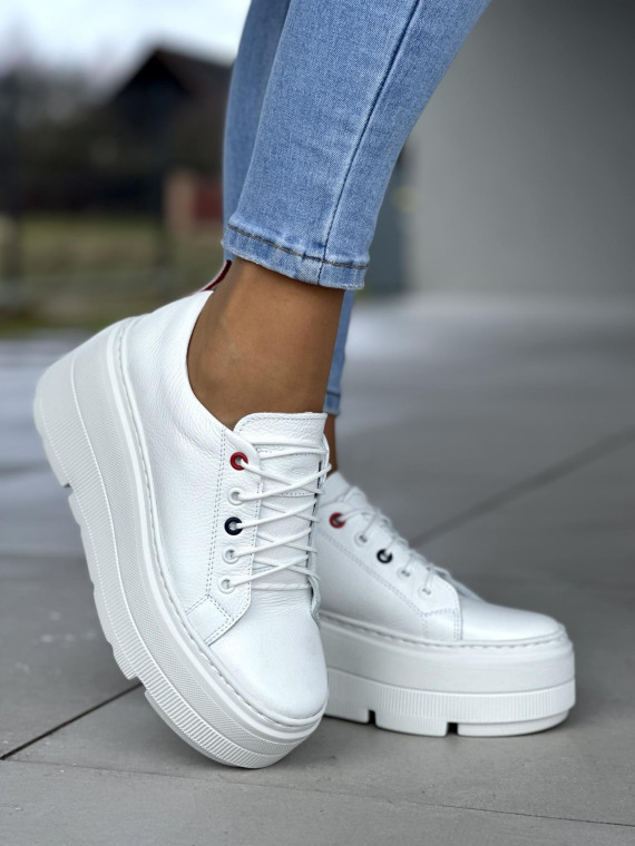 Śliczne białe trampki damskie na lekkiej platformie, skóra naturalna