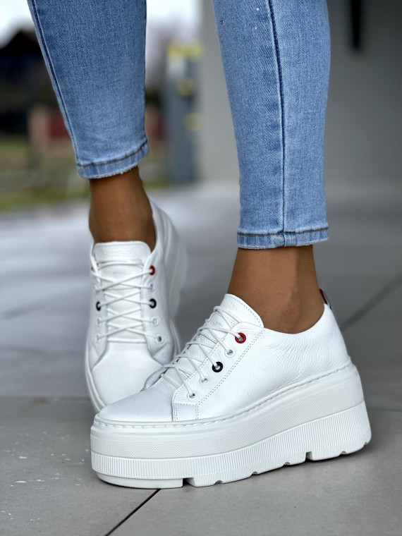 Śliczne białe trampki damskie na lekkiej platformie, skóra naturalna