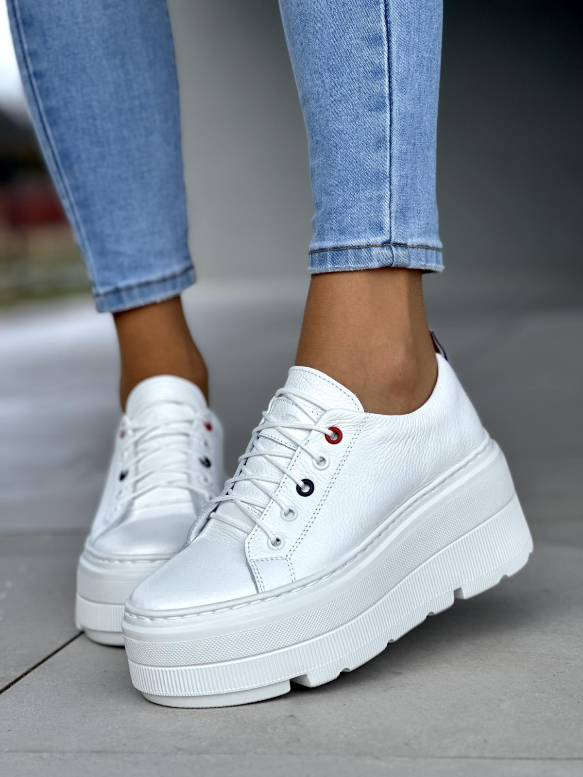 Śliczne białe trampki damskie na lekkiej platformie, skóra naturalna
