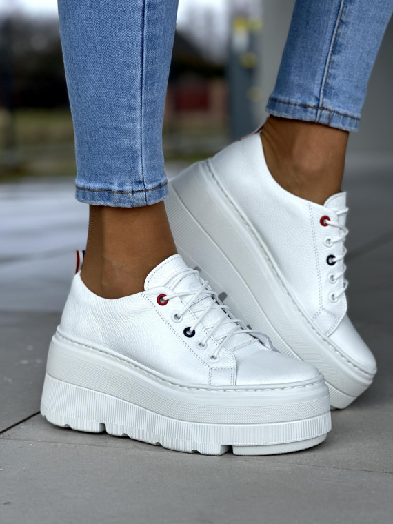 Śliczne białe trampki damskie na lekkiej platformie, skóra naturalna