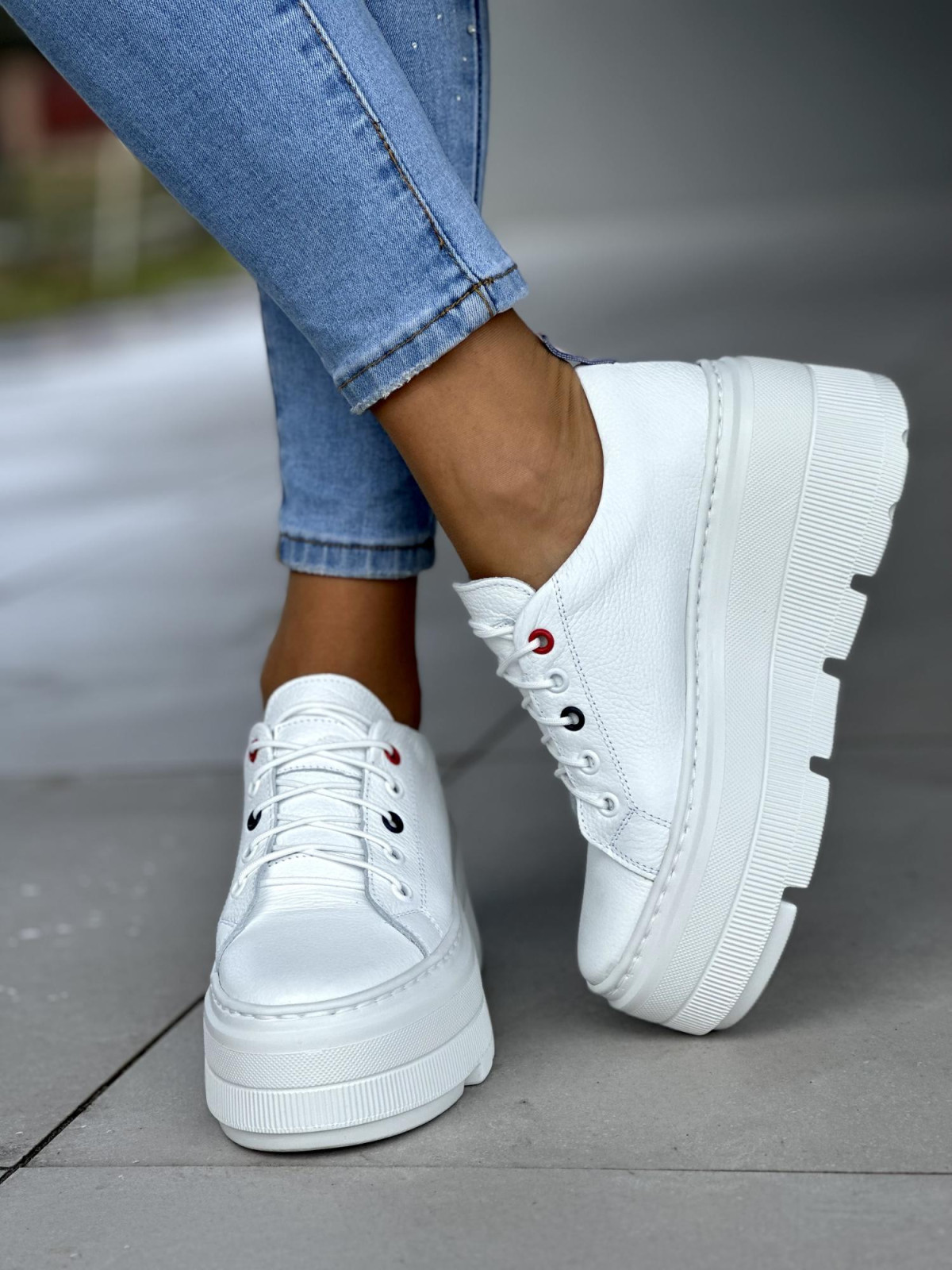 Śliczne białe trampki damskie na lekkiej platformie, skóra naturalna