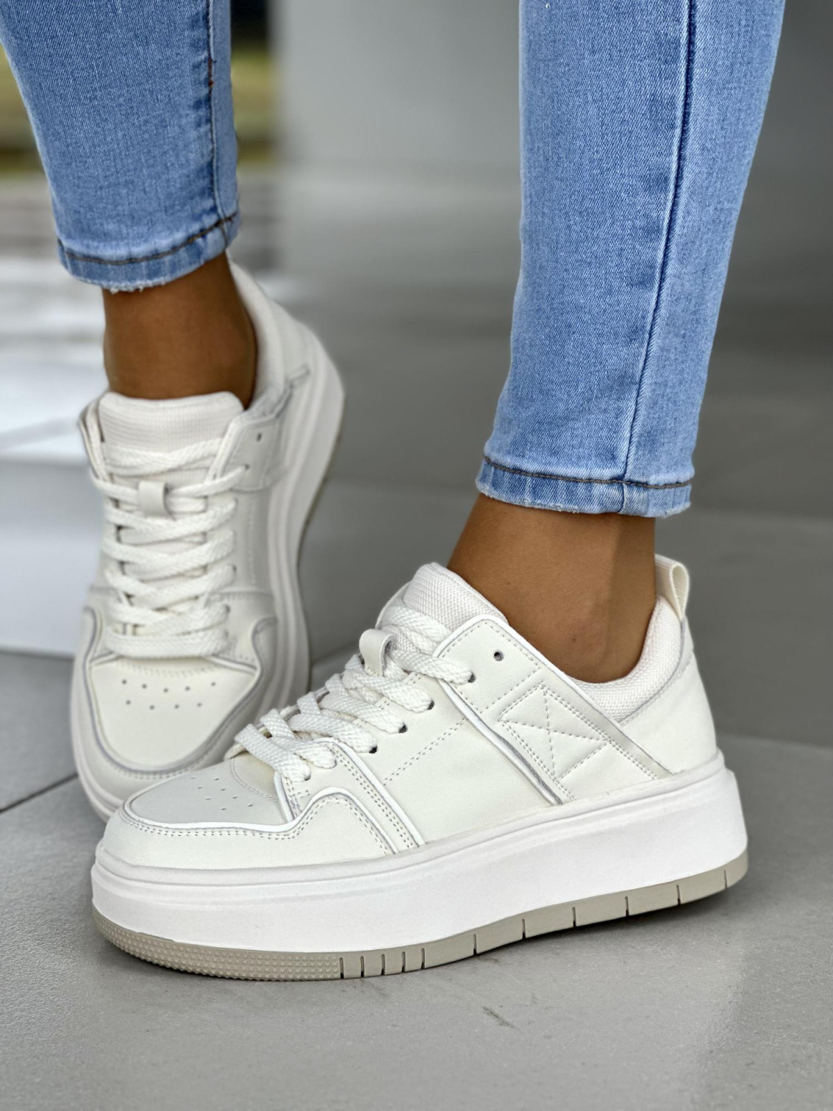 Wygodne białe trampki damskie na grubej podeszwie, skóra naturalna