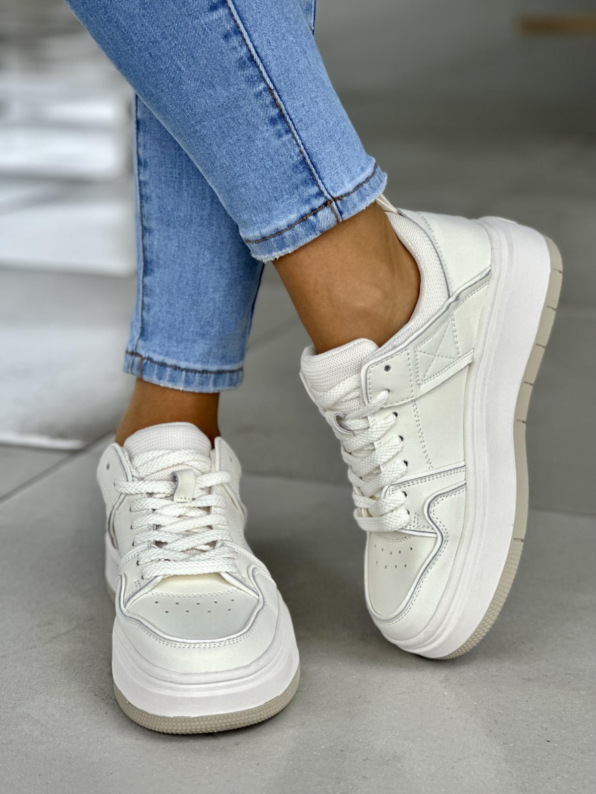 Wygodne białe trampki damskie na grubej podeszwie, skóra naturalna