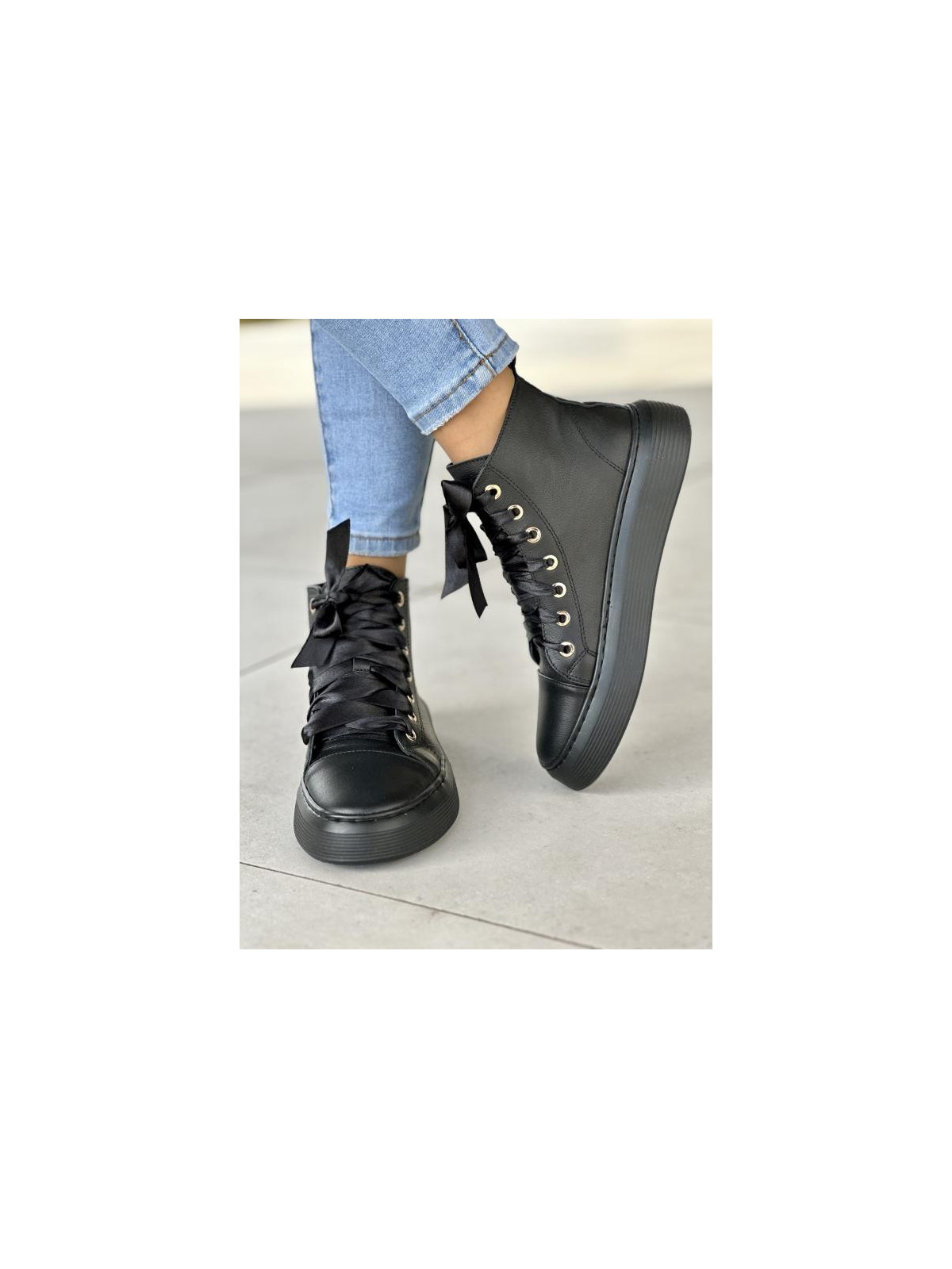 Oryginalne wysokie czarne trampki damskie sznurowane wstążką, skóra naturalna