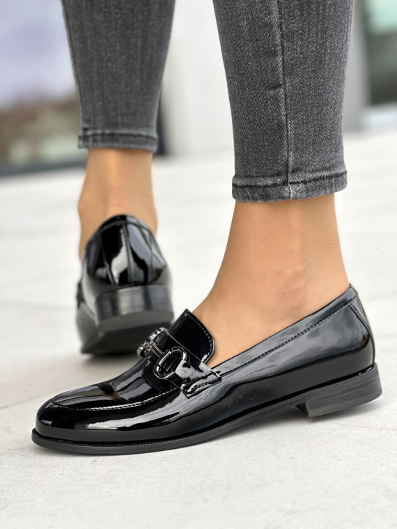 Śliczne lakierowane czarne mokasyny damskie z ozdobą, skóra naturalna