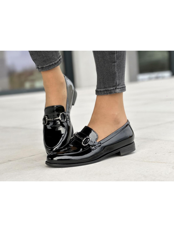 Śliczne lakierowane czarne mokasyny damskie z ozdobą, skóra naturalna