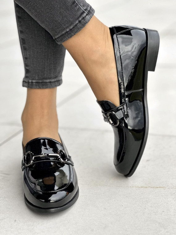 Śliczne lakierowane czarne mokasyny damskie z ozdobą, skóra naturalna