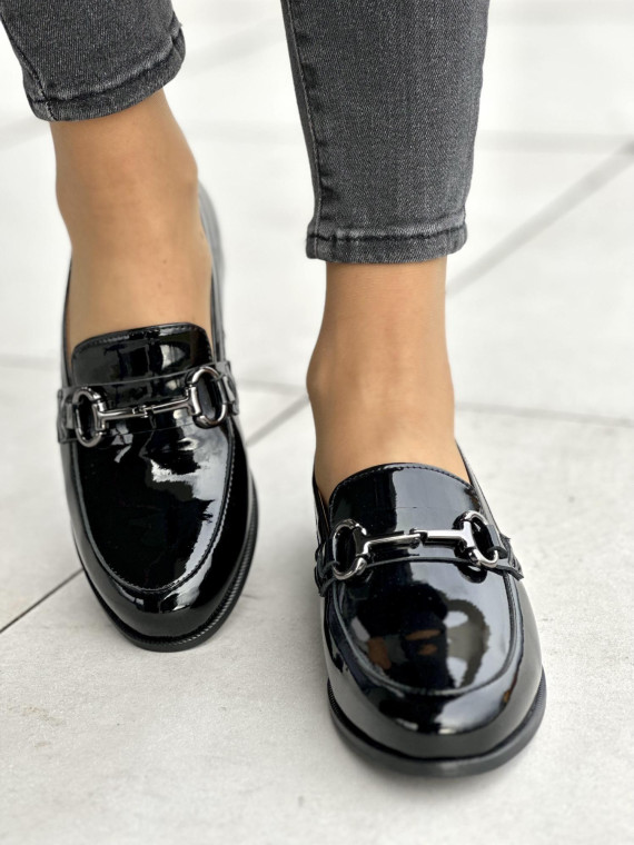 Śliczne lakierowane czarne mokasyny damskie z ozdobą, skóra naturalna