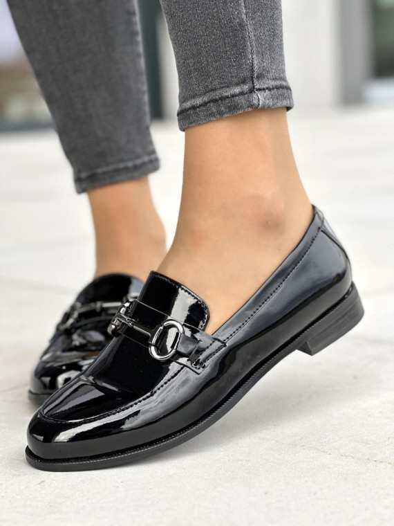 Śliczne lakierowane czarne mokasyny damskie z ozdobą, skóra naturalna