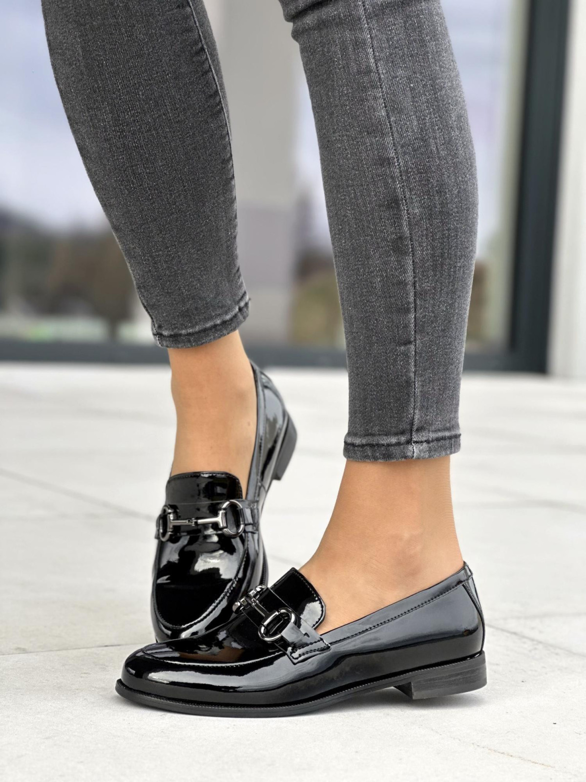 Śliczne lakierowane czarne mokasyny damskie z ozdobą, skóra naturalna