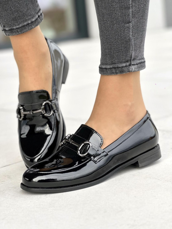 Śliczne lakierowane czarne mokasyny damskie z ozdobą, skóra naturalna