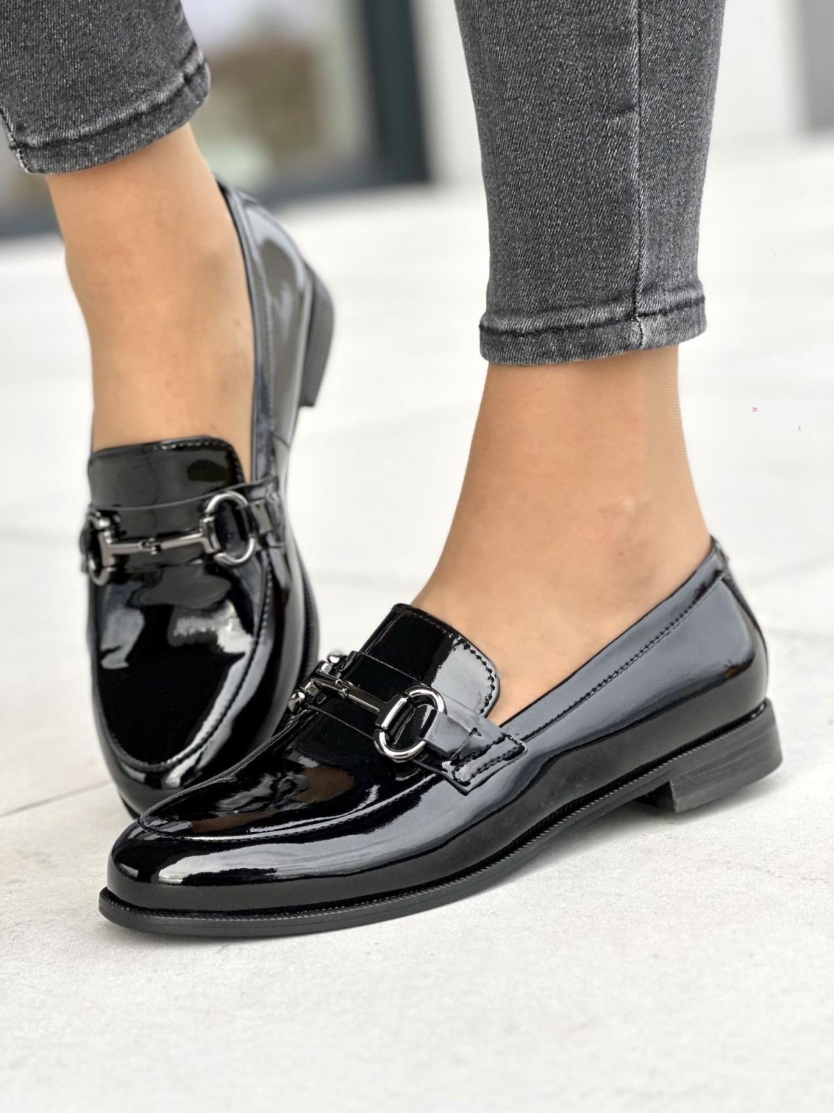 Śliczne lakierowane czarne mokasyny damskie z ozdobą, skóra naturalna