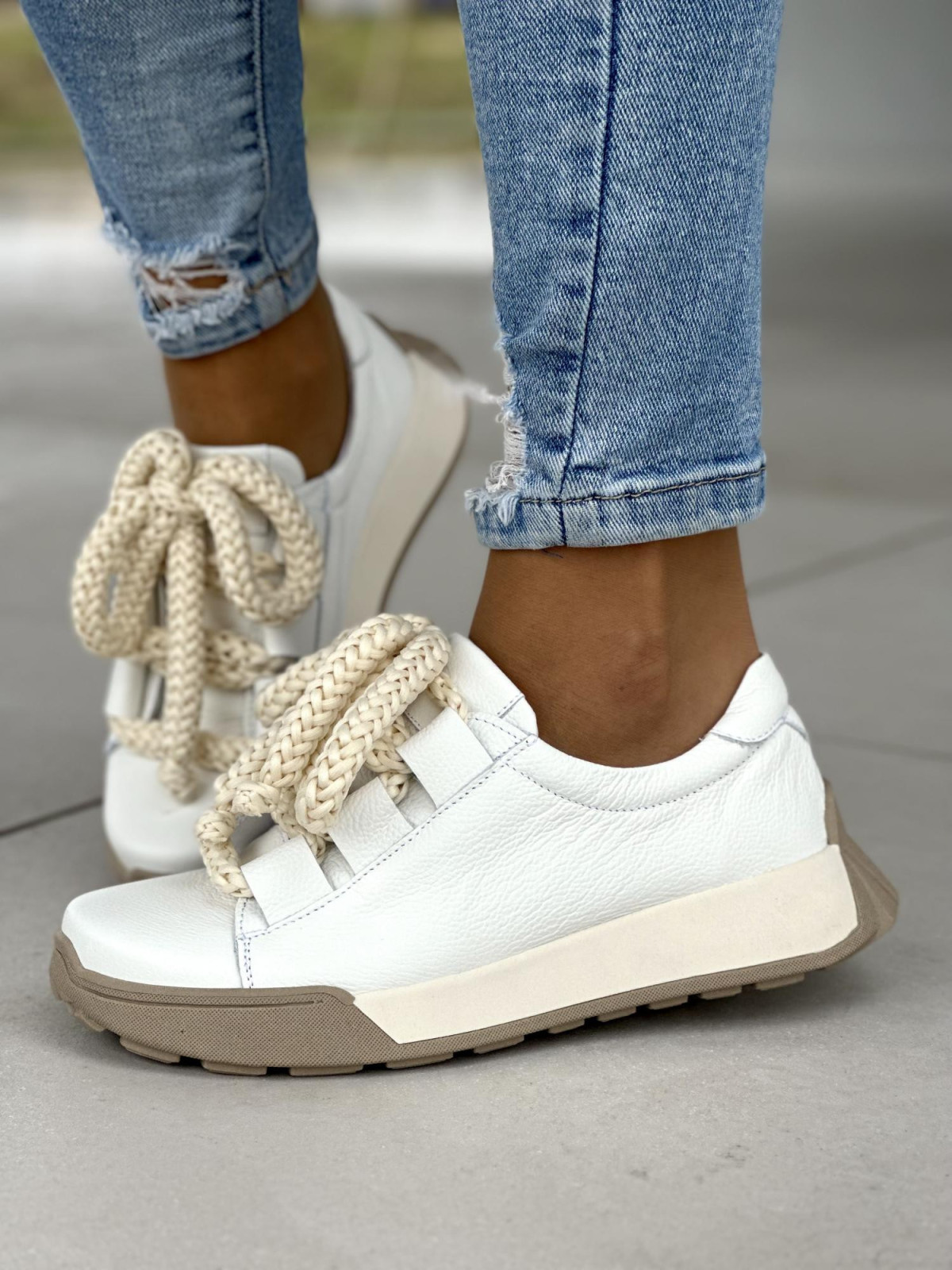 Niebanalne białe sneakersy damskie z grubą sznurówką, skóra naturalna