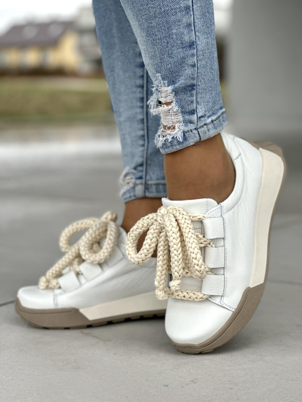 Niebanalne białe sneakersy damskie z grubą sznurówką, skóra naturalna