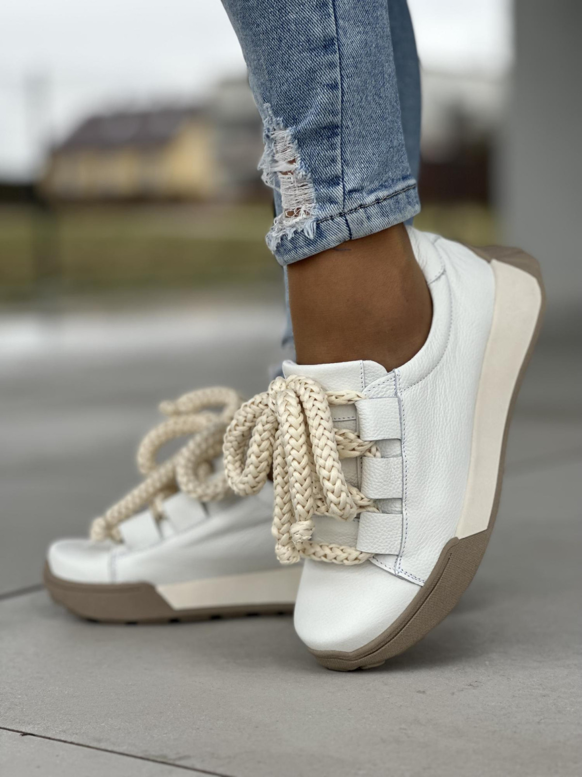 Niebanalne białe sneakersy damskie z grubą sznurówką, skóra naturalna