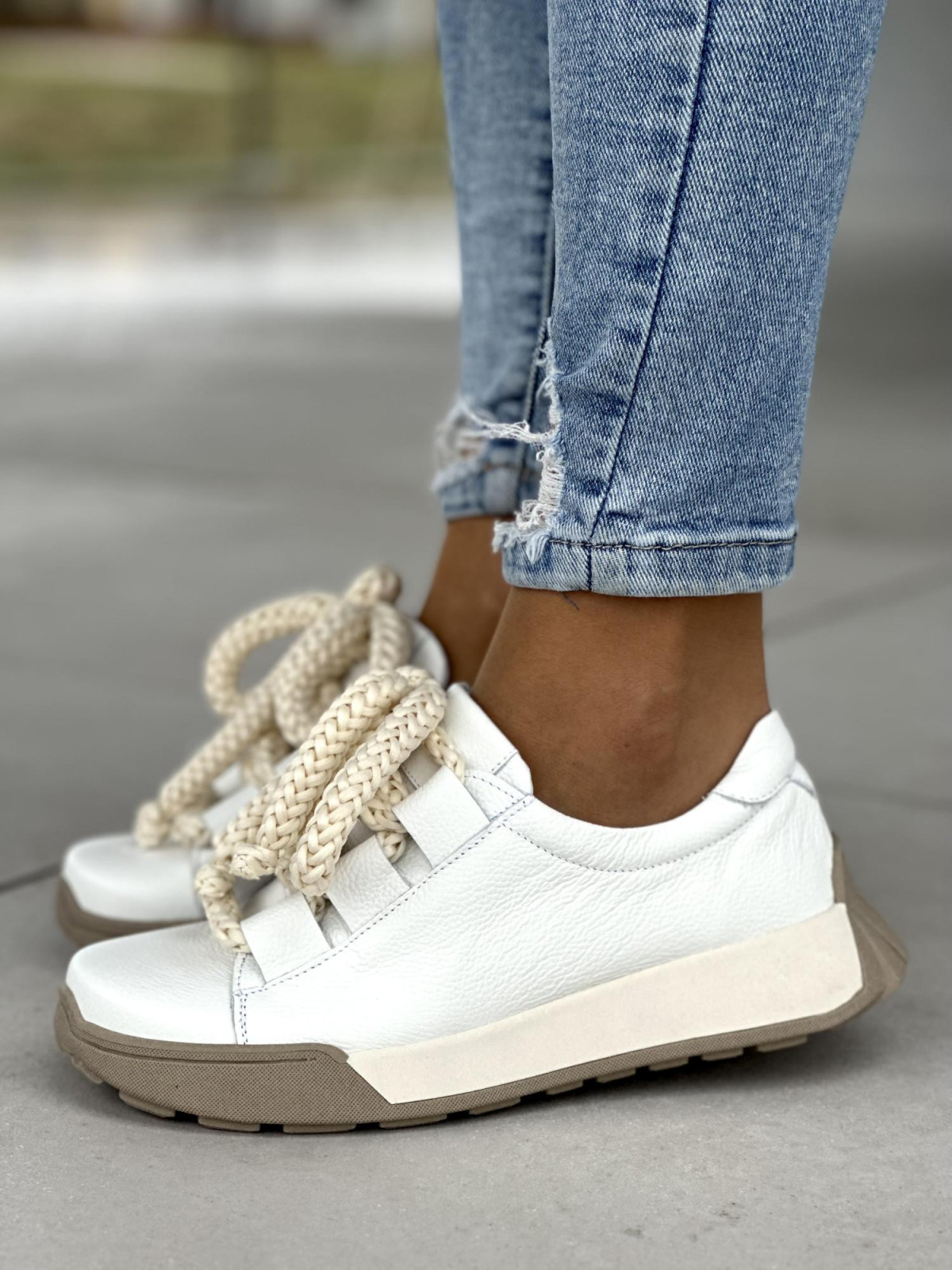 Niebanalne białe sneakersy damskie z grubą sznurówką, skóra naturalna