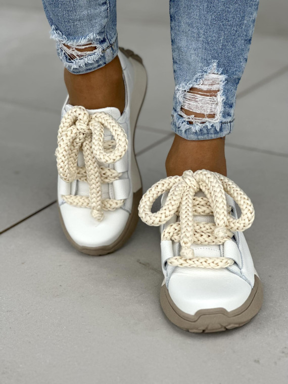 Niebanalne białe sneakersy damskie z grubą sznurówką, skóra naturalna