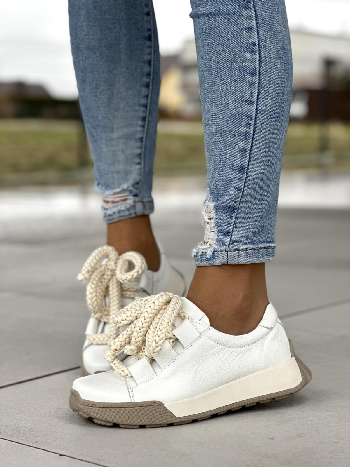 Niebanalne białe sneakersy damskie z grubą sznurówką, skóra naturalna