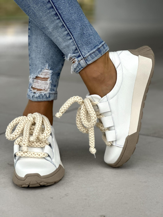Niebanalne białe sneakersy damskie z grubą sznurówką, skóra naturalna
