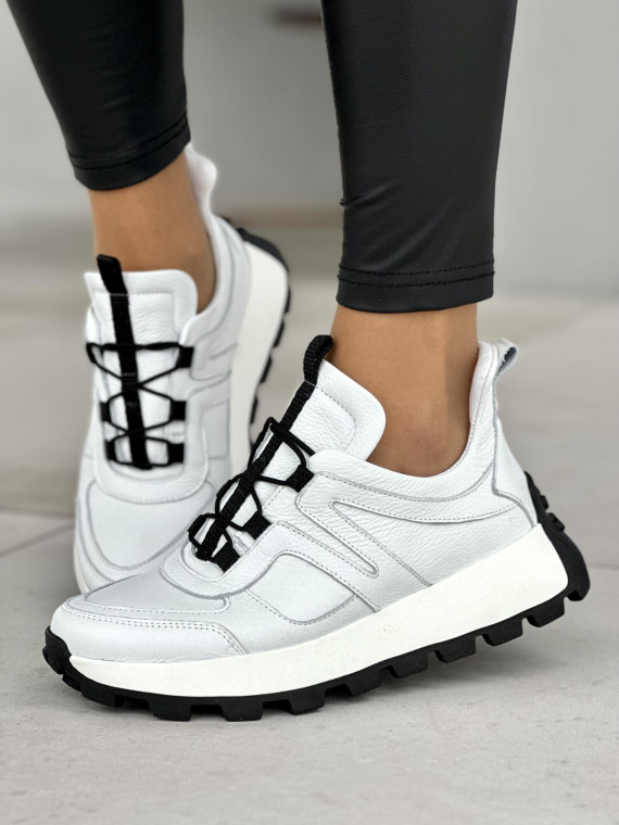 Wyróżniające się białe sneakersy damskie z czarnymi detalami, skóra naturalna
