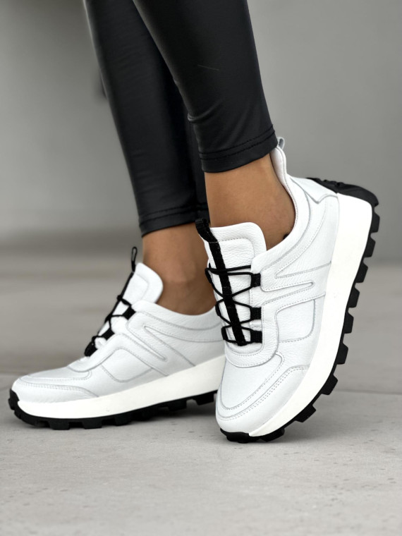 Wyróżniające się białe sneakersy damskie z czarnymi detalami, skóra naturalna
