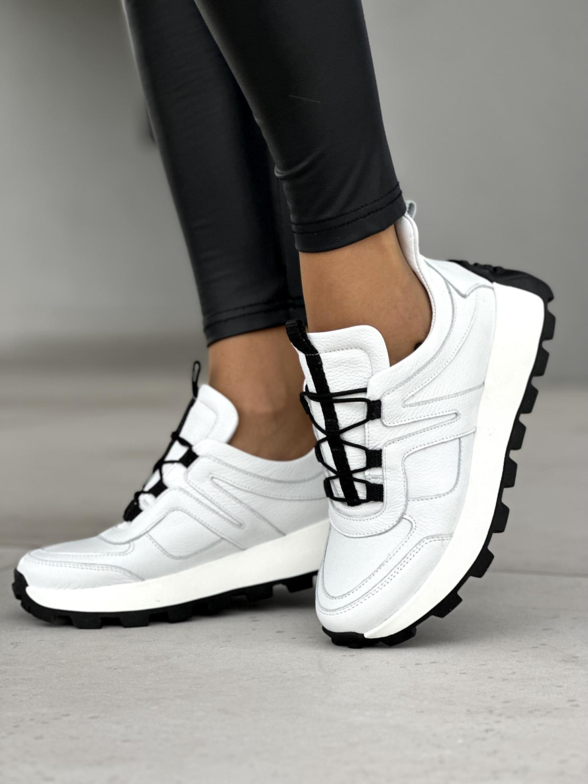 Wyróżniające się białe sneakersy damskie z czarnymi detalami, skóra naturalna