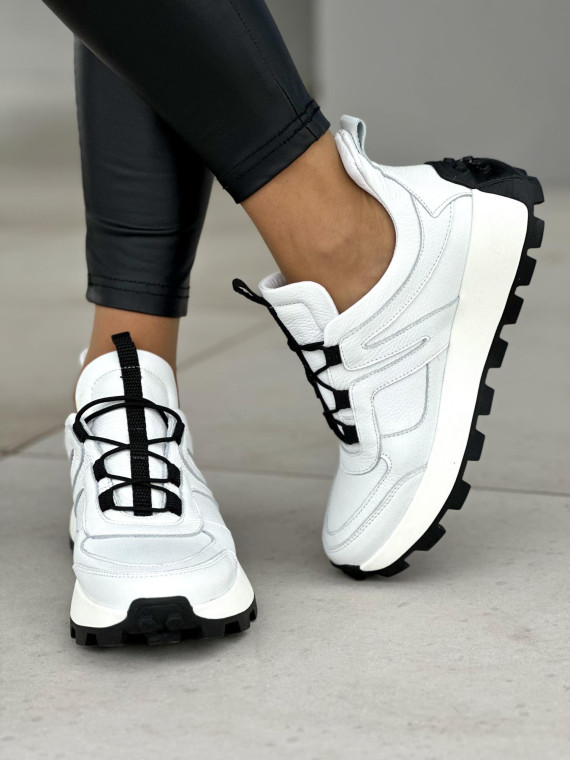 Wyróżniające się białe sneakersy damskie z czarnymi detalami, skóra naturalna