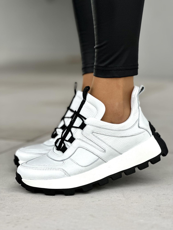 Wyróżniające się białe sneakersy damskie z czarnymi detalami, skóra naturalna