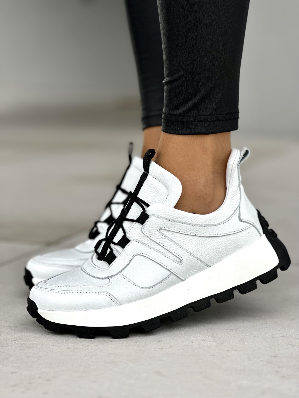 Wyróżniające się białe sneakersy damskie z czarnymi detalami, skóra naturalna