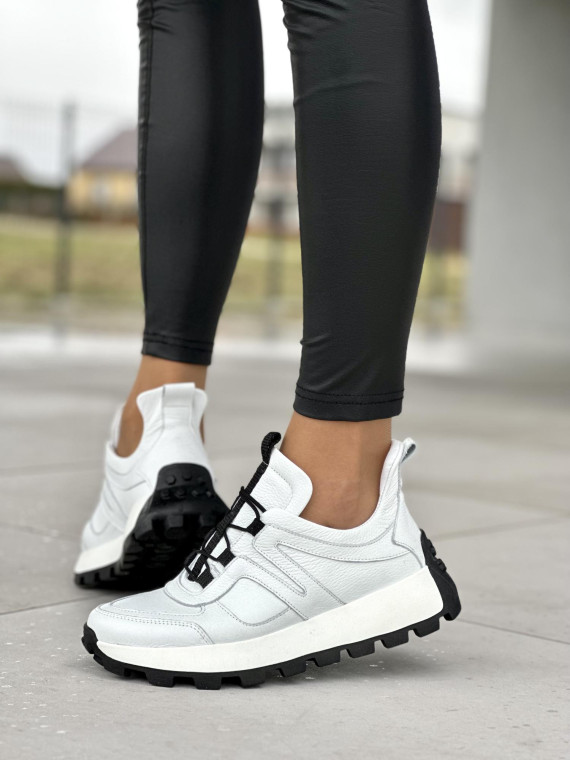 Wyróżniające się białe sneakersy damskie z czarnymi detalami, skóra naturalna