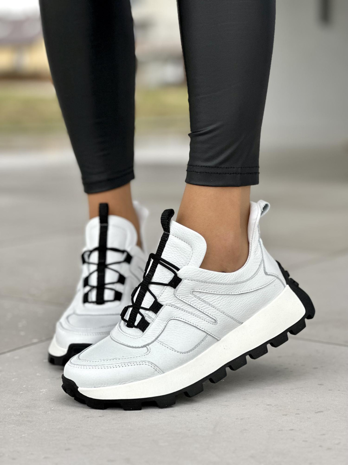 Wyróżniające się białe sneakersy damskie z czarnymi detalami, skóra naturalna